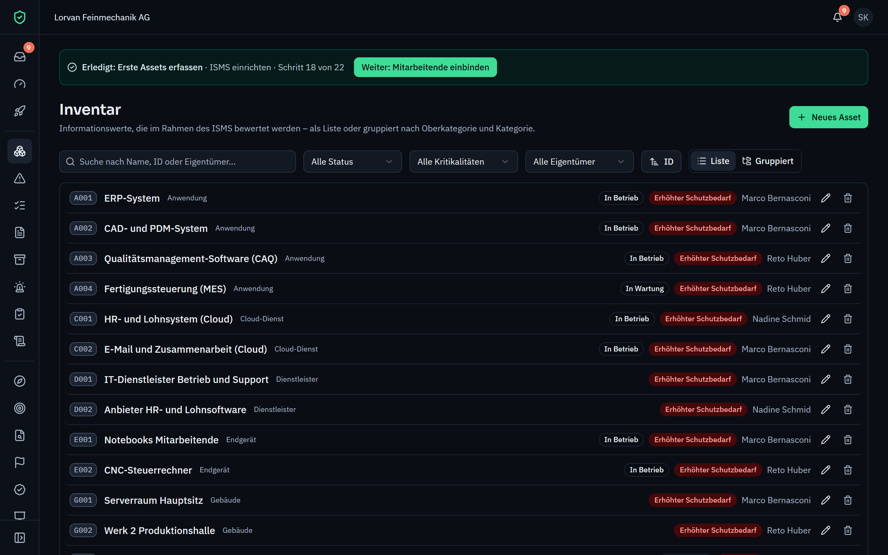 Asset-Inventar mit Anwendungen, Cloud-Diensten, Dienstleistern, Endgeräten und Gebäuden, je mit Status, Schutzbedarf und Eigentümer; oben der Hinweis auf den nächsten Einrichtungsschritt.